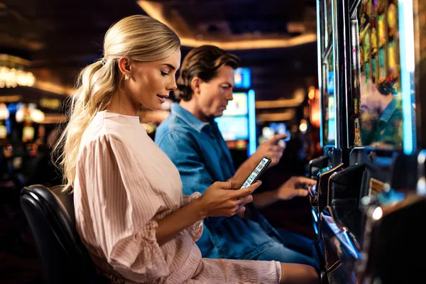 উৎসবের মুহূর্তে ঐতিহ্যবাহী পোশাক পরা এক আনন্দিত নারী তার স্মার্টফোন ব্যবহার করছেন, যা দেখায় CB44 অ্যাপ কীভাবে দৈনন্দিন জীবনের সঙ্গে সহজে মানিয়ে যায়।