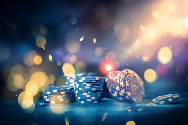 নিয়ন আলোয় আলোকিত পরিবেশে ক্যাসিনো চিপ হাতে এক অভিজাত নারী—যা CB44–এর প্রিমিয়াম অনলাইন ক্যাসিনো পরিবেশকে তুলে ধরে।