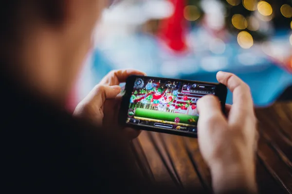 টাক্সেডো পরা একজন প্রফেশনাল ডিলার রুলেট টেবিলে খেলোয়াড়দের স্বাগত জানাচ্ছেন—যা CB44–এর আসল লাইভ ক্যাসিনো অনুভূতিকে প্রকাশ করে।