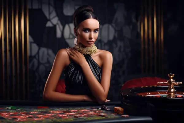 উজ্জ্বল স্লট মেশিনের পাশে এক স্টাইলিশ নারী, যেখানে জ্বলে উঠছে ‘সেভেন’—যা CB44–এর শীর্ষ স্লটগুলোর বৈচিত্র্যকে উপস্থাপন করে।