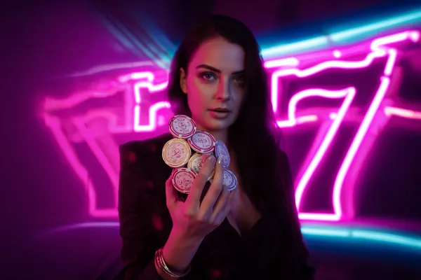 উজ্জ্বল লগইন প্রম্পটে আলোকিত একটি ল্যাপটপ—যা CB44–এর সুরক্ষিত প্রবেশব্যবস্থাকে নির্দেশ করে।